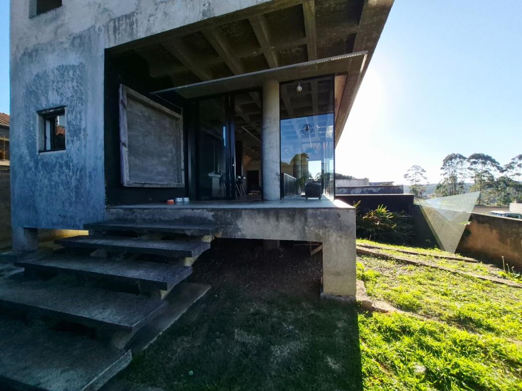 Oportunidade no Pilarzinho: casa em construção com 292 m², 3 suítes e vista para a cachoeira do Parque Tanguá