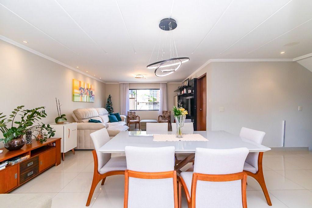 Sobrado em Curitiba - PR, no bairro Água Verde - Referência SO0044-RECH