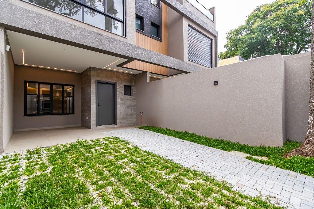  - Lindo sobrado com 3 suítes à venda - Água Verde