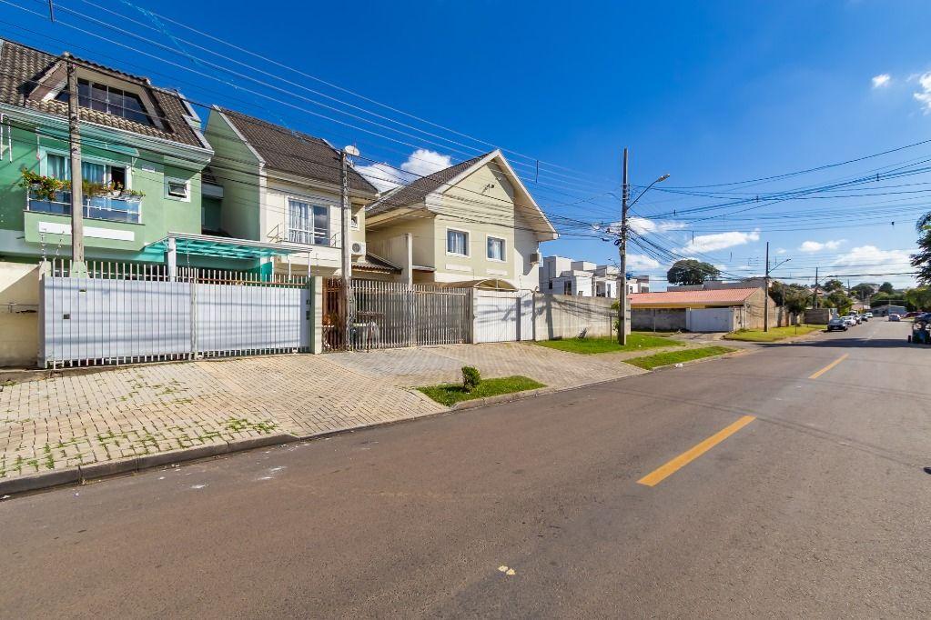 Sobrado em Curitiba - PR, no bairro Hauer - Referência SO0052-CTBA