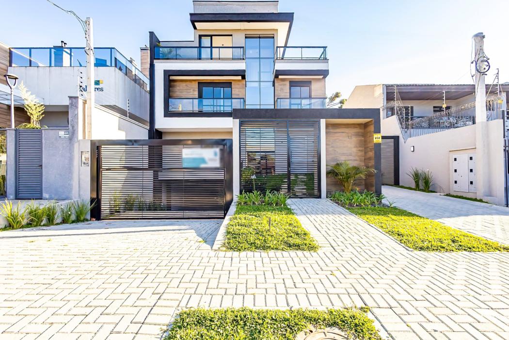 Sobrado em CURITIBA - PR, no bairro Juvevê - Referência SO006-GTX