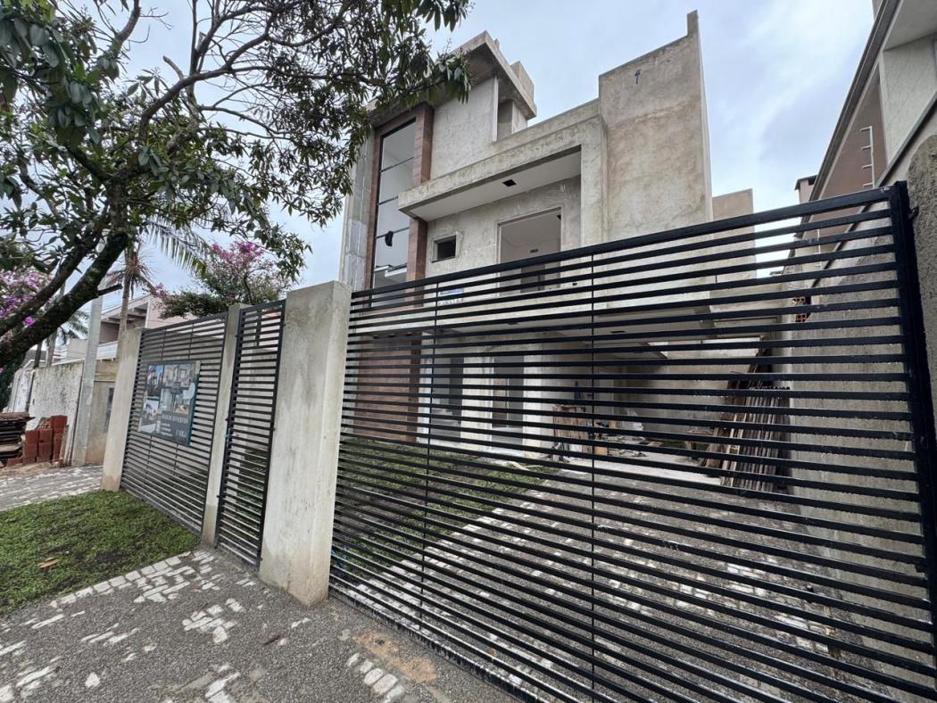 Sobrado em Curitiba - PR, no bairro Novo Mundo - Referência SO0069-FE0E