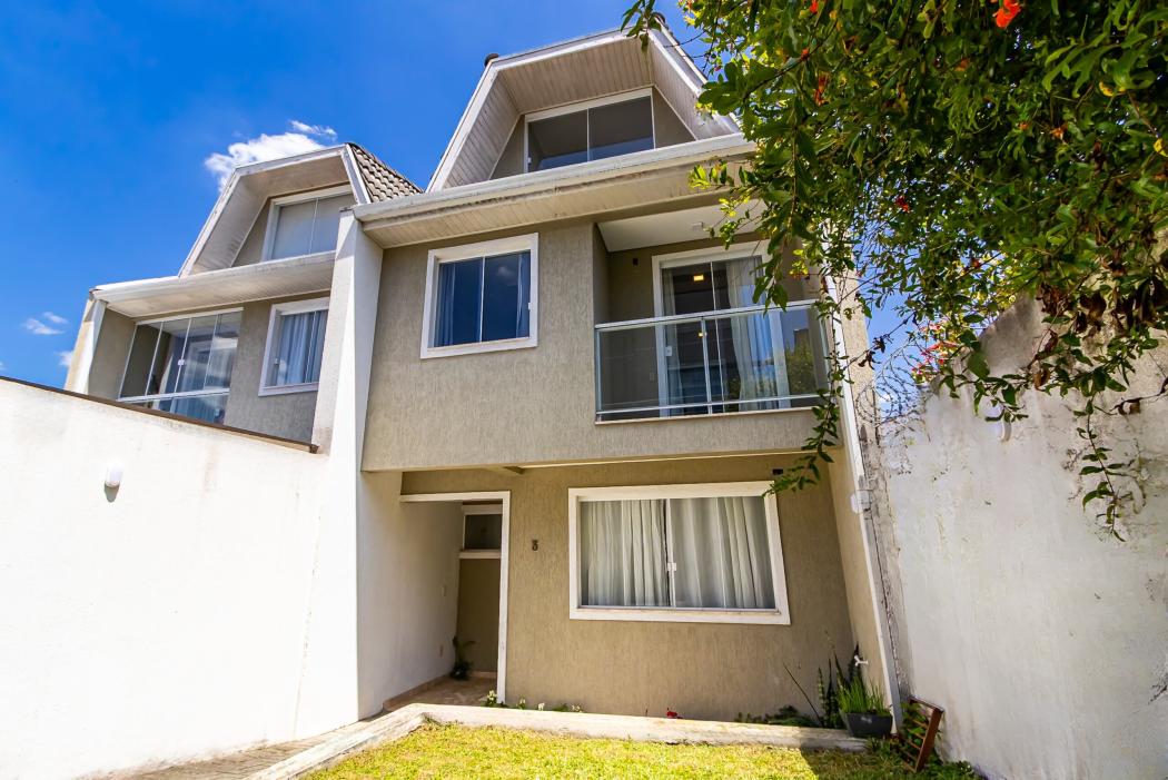 Sobrado Triplex Semi Mobiliado em condomínio no Bairro Alto - voa corretor