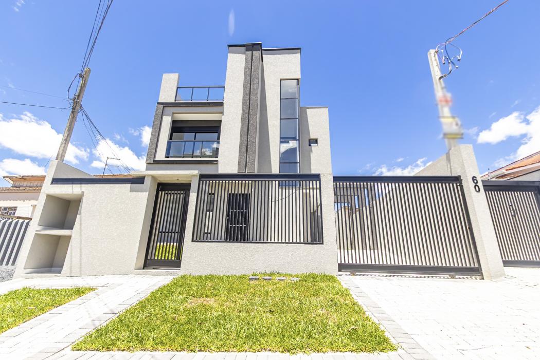 Sobrado em CURITIBA - PR, no bairro Capão Raso - Referência SO008-GTX