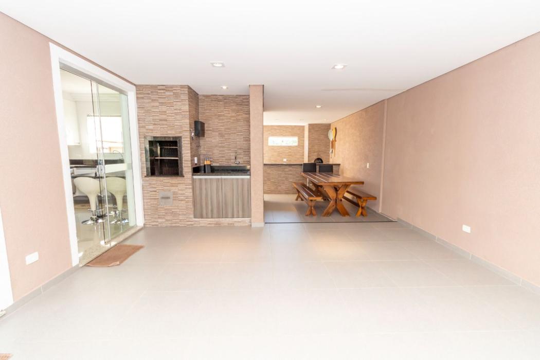 Sobrado em Curitiba - PR, no bairro Xaxim - Referência SO0119-CLME