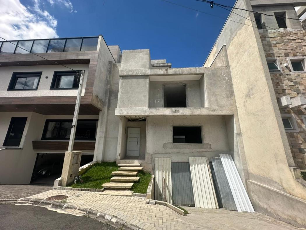 Sobrado em Curitiba - PR, no bairro Pinheirinho - Referência SO0166-VET6