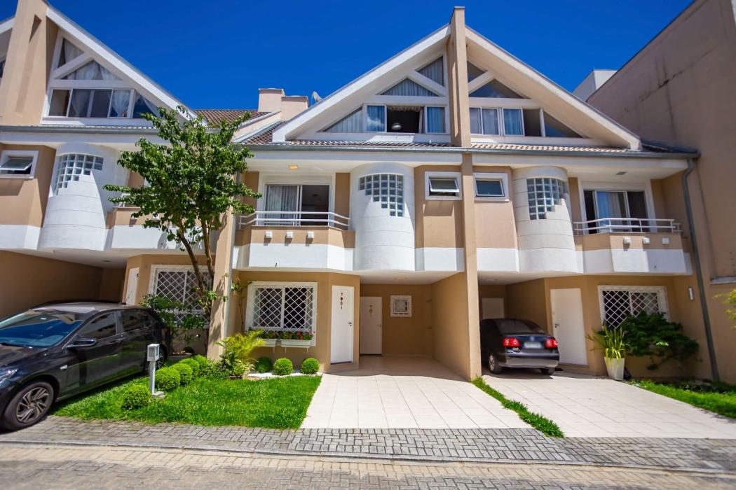 Sobrado em Curitiba - PR, no bairro Água Verde - Referência SO0197-VET6