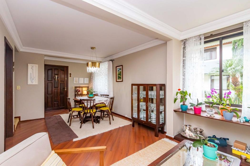 Sobrado em Curitiba - PR, no bairro Ahú - Referência SO0201-VET6