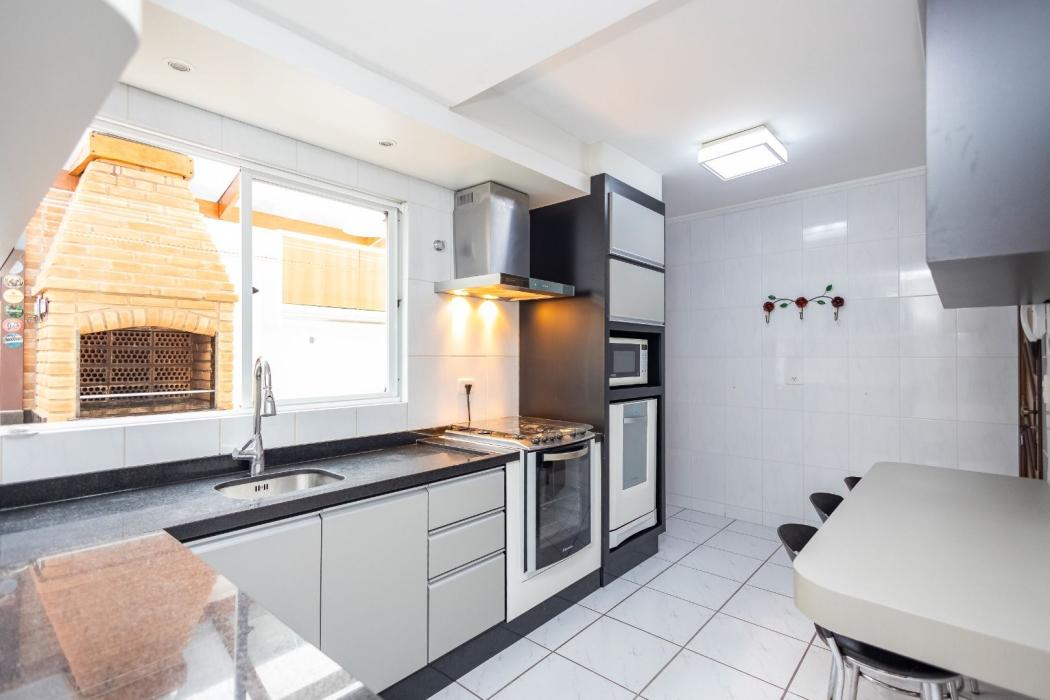 Sobrado em Curitiba - PR, no bairro Novo Mundo - Referência SO0210-VET6