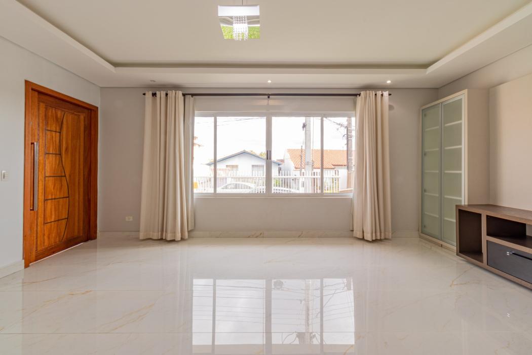  - Sobrado de 320 m² com 5 dormitórios sendo 2 suítes com espaço gourmet e 3 vagas de garagem no Bacacheri