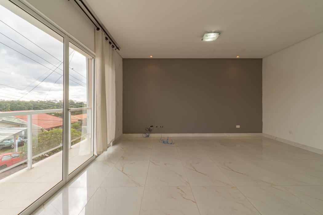  - Sobrado de 320 m² com 5 dormitórios sendo 2 suítes com espaço gourmet e 3 vagas de garagem no Bacacheri