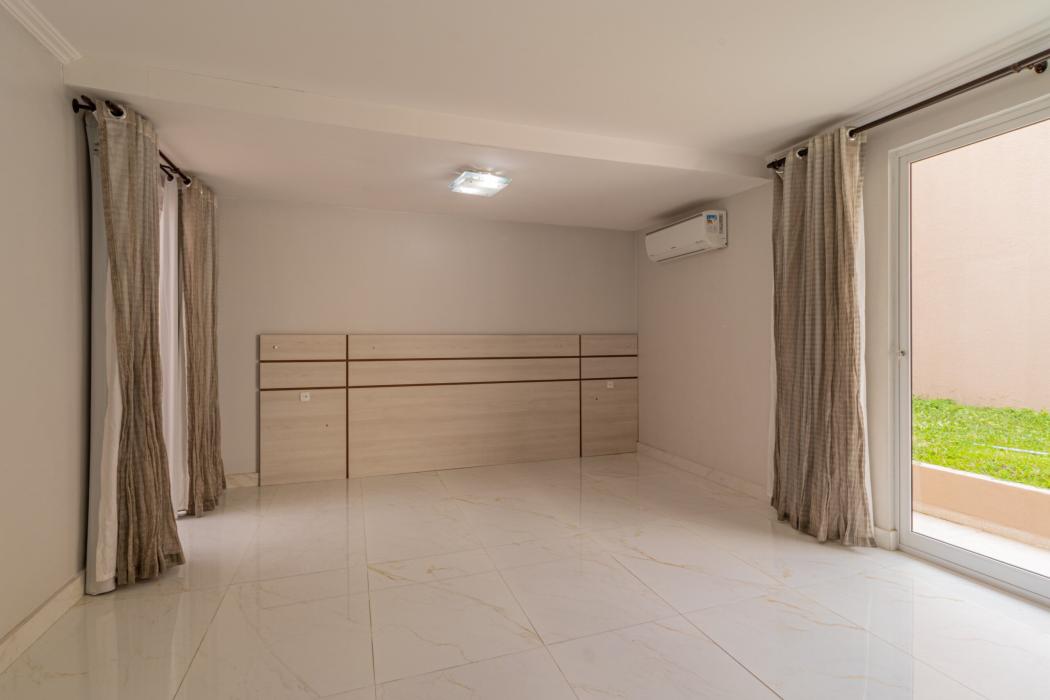  - Sobrado de 320 m² com 5 dormitórios sendo 2 suítes com espaço gourmet e 3 vagas de garagem no Bacacheri