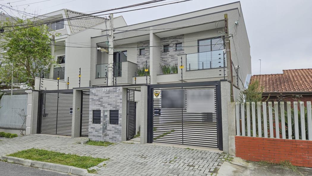 Sobrado duplex de 109 m² com 3 dormitórios sendo 1 suíte e 2 vagas de garagem no Capão da Imbuía