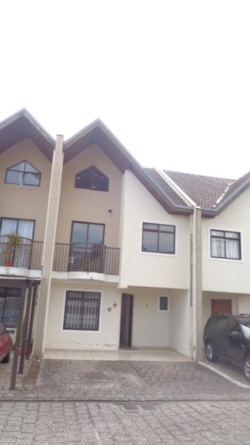  - Sobrado com 3 dormitórios para alugar, 135 m² por R$ 3.225,00/mês - Uberaba - Curitiba/PR