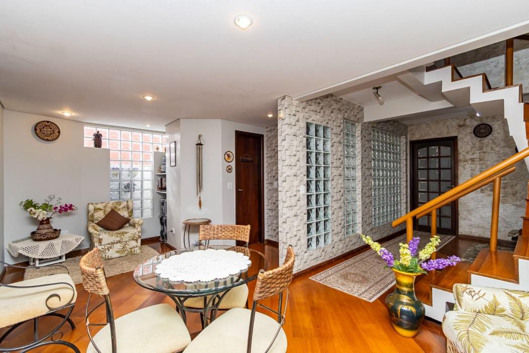 Sobrado em Curitiba - PR, no bairro Vista Alegre - Referência SO0488-FGME