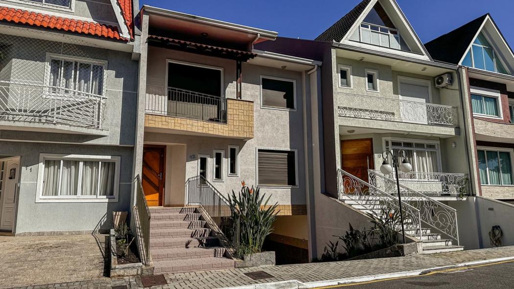 Sobrado em Curitiba - PR, no bairro Xaxim - Referência SO0744-CONI