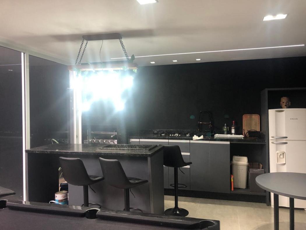  - TRIPLEX MARAVILHOSO COM ÁREA GURMET E SUITE COM CLOSET EM ARAUCÁRIADE FRENTE PARA A RUA COM PORTÃO ELETRONICO. 