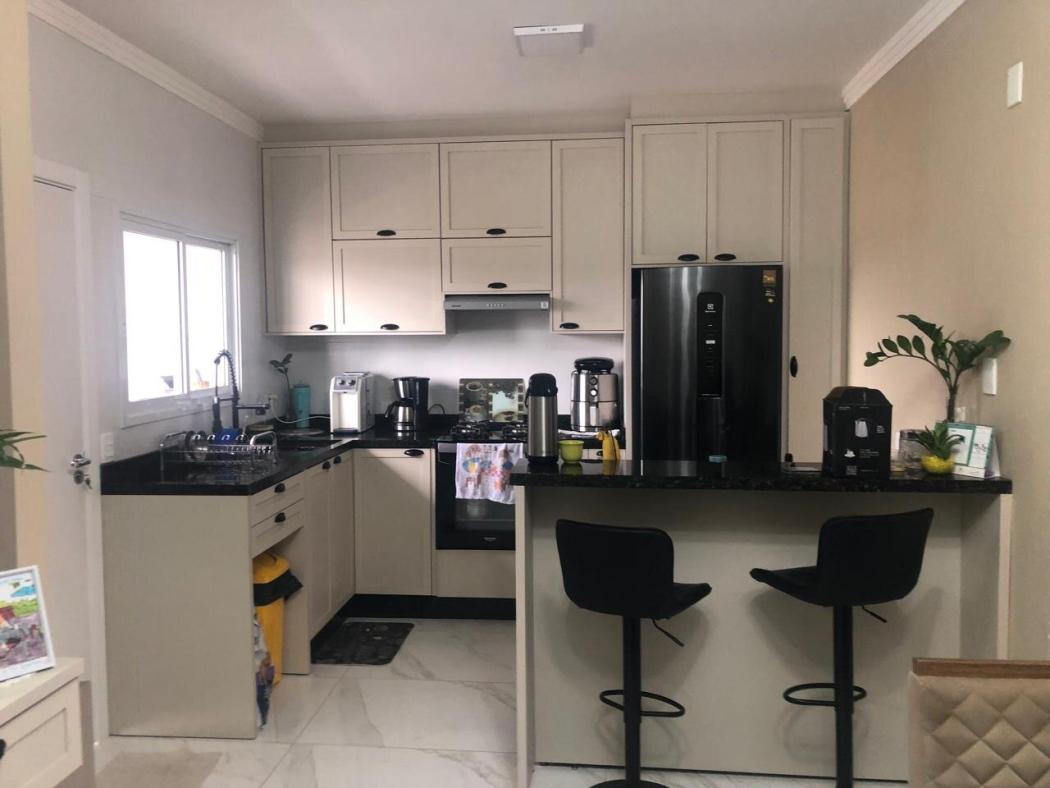  - TRIPLEX MARAVILHOSO COM ÁREA GURMET E SUITE COM CLOSET EM ARAUCÁRIADE FRENTE PARA A RUA COM PORTÃO ELETRONICO. 