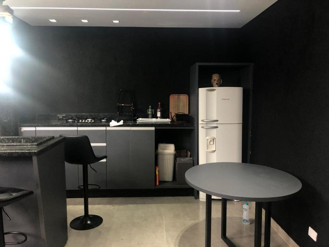  - TRIPLEX MARAVILHOSO COM ÁREA GURMET E SUITE COM CLOSET EM ARAUCÁRIADE FRENTE PARA A RUA COM PORTÃO ELETRONICO. 