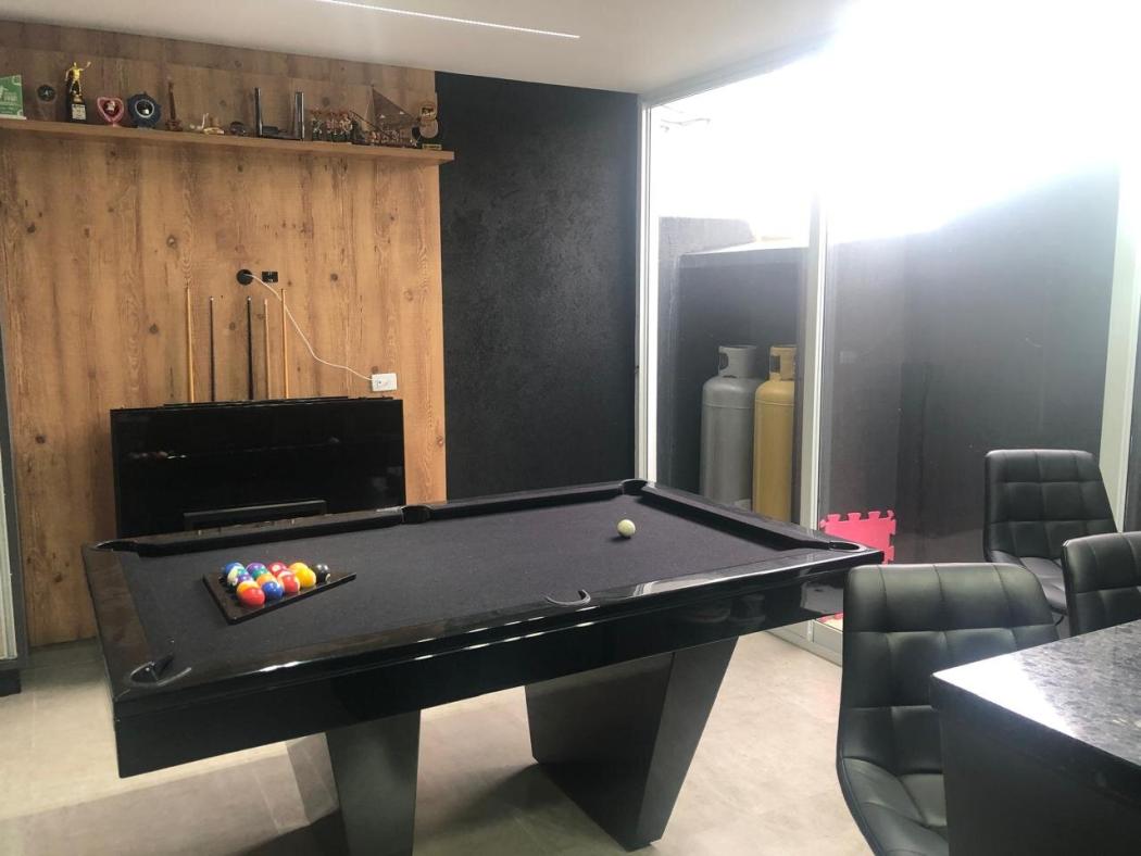 TRIPLEX MARAVILHOSO COM ÁREA GURMET E SUITE COM CLOSET EM ARAUCÁRIADE FRENTE PARA A RUA COM PORTÃO ELETRONICO.  - JB3 Imóveis