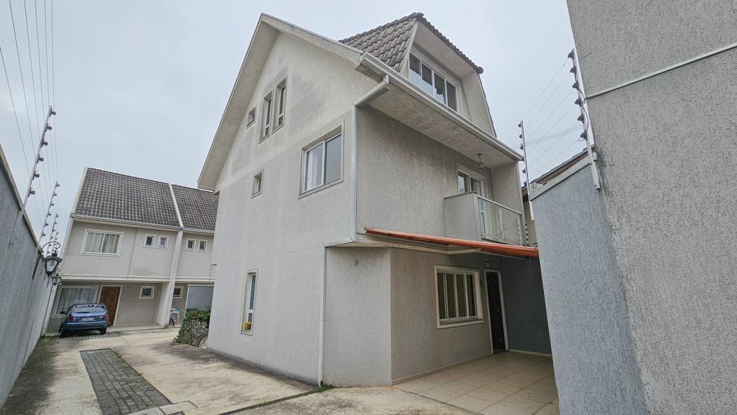 Sobrado triplex em condomínio fechado de 129 m² construído com 3 dormitórios sendo 1 suíte e 2 vagas de garagem no Bairro Alto