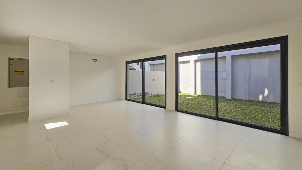 Sobrado em condomínio fechado de 198 m² com 3 dormitórios sendo 1 suíte e 2 vagas de garagem no Campo Comprido