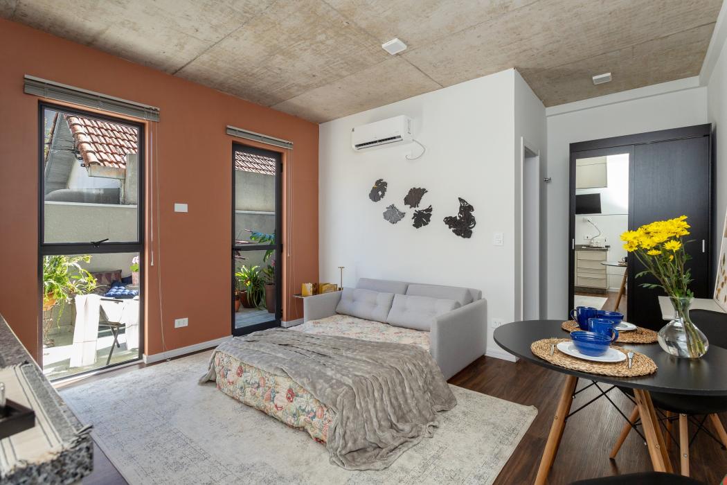 STUDIO COM 31M², EM LOCALIZAÇÃO PRIVILEGIADA NO ÁGUA VERDE, TOTALMENTE MOBILIADO E DECORADO, A DUAS QUADRAS DO ESTÁDIO DO ATLÉTICO.