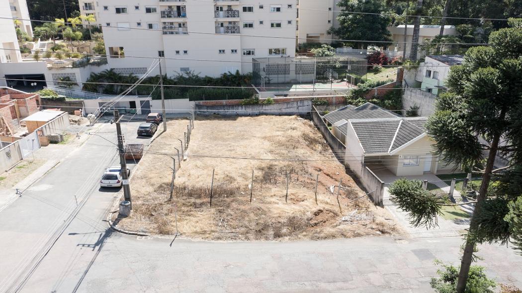 - Terreno de Esquina com 403m² no Campo Comprido    