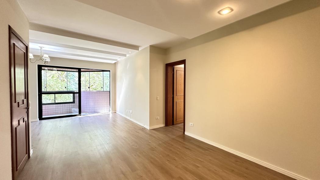  - APARTAMENTO COM 4 DORMITÓRIOS | 2 VAGAS – BIGORRILHO.Vista agradável | Face Norte | Sacada com churrasqueira a carvão | Coração do Bigorrilho