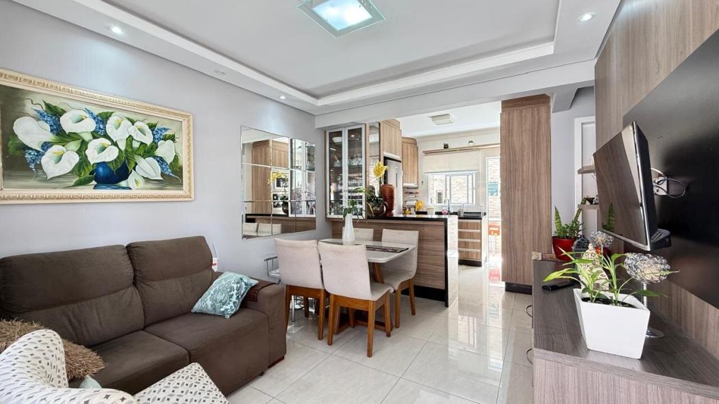 Sobrado à venda | 2 Quartos | 2 banheiros | Ático com sacada | 3 vagas - Xaxim